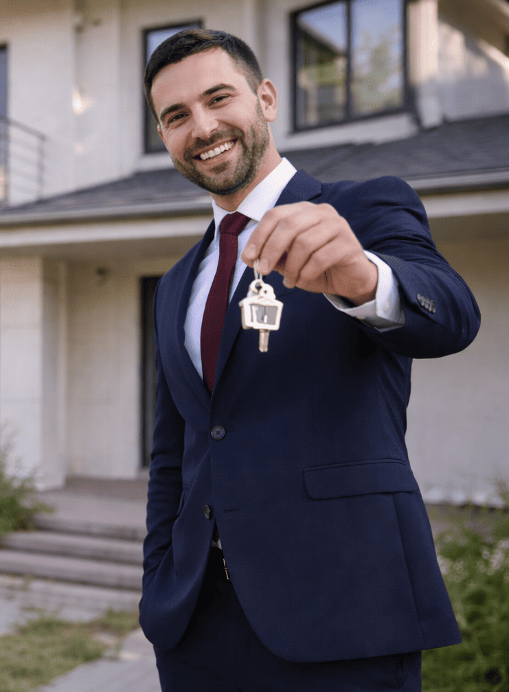 Agente Feliz entregando las lleves de un nuevo hogar