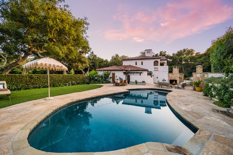 Casa con alberca con 2 niveles