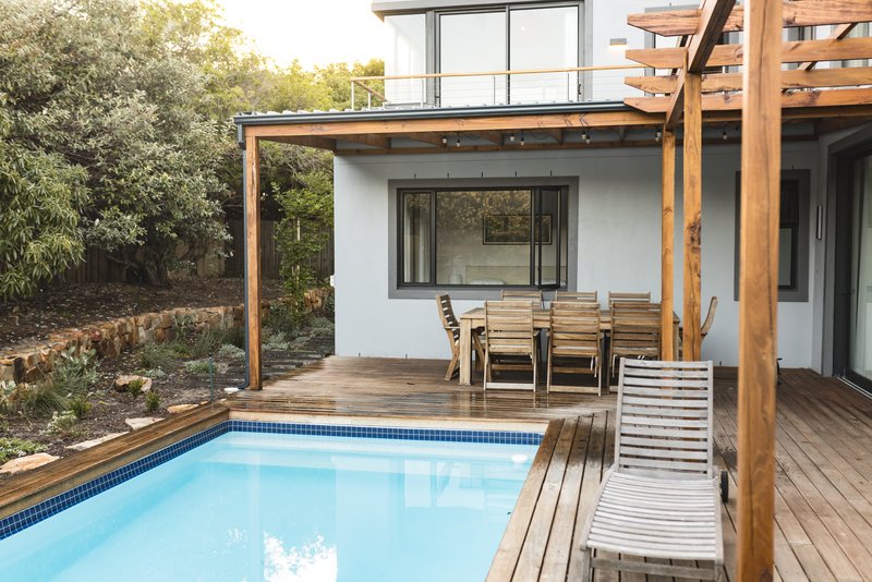 Casa contemporánea de madera con terraza y alberca